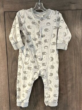 3/$18 H&M Sleeper hedgehog print | 6-9 months | 100% cotton | Gender neutral